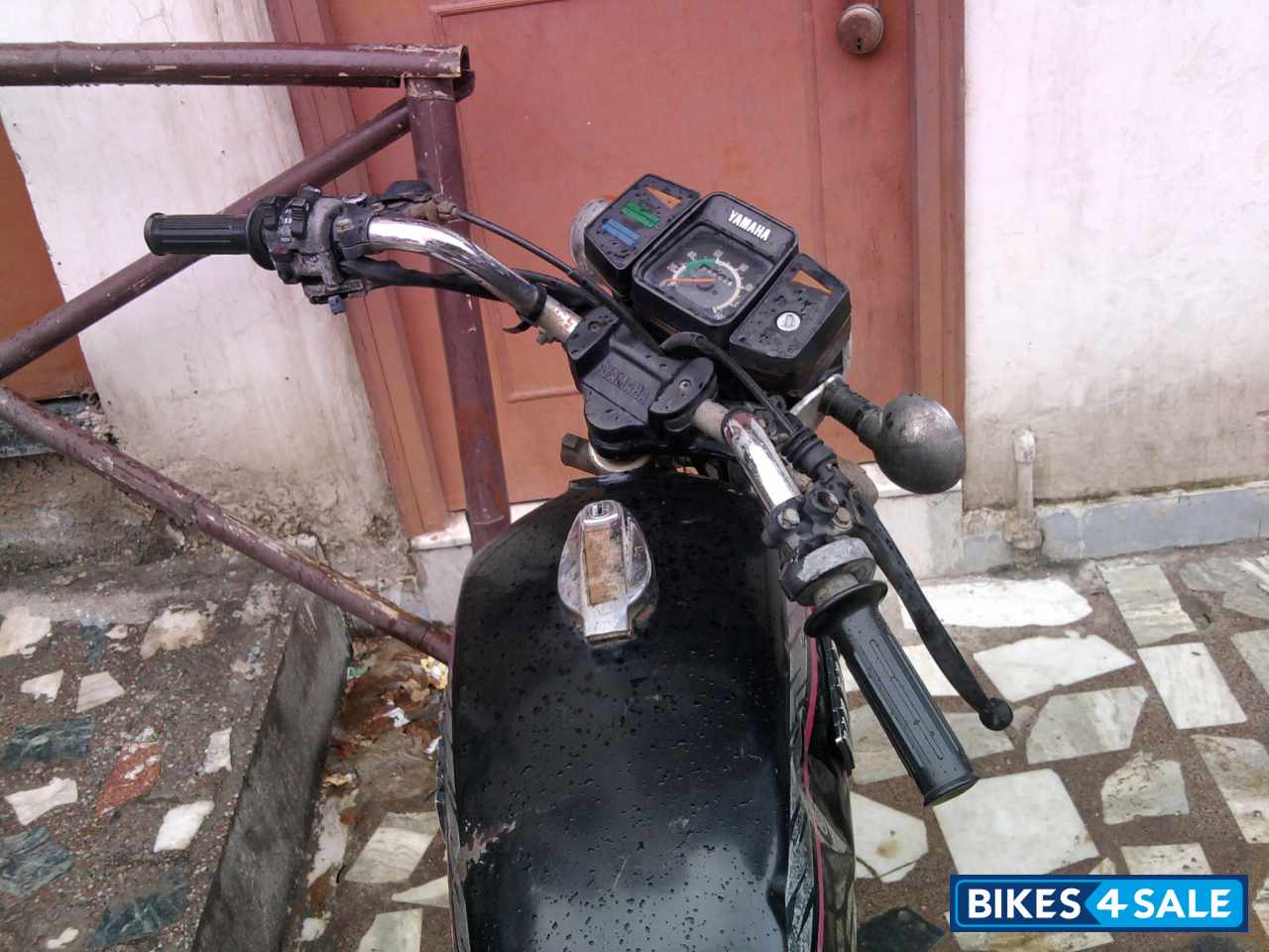 Black Yamaha RX 135