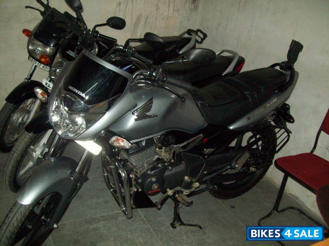 Black M Selver Honda Unicorn MotoGP