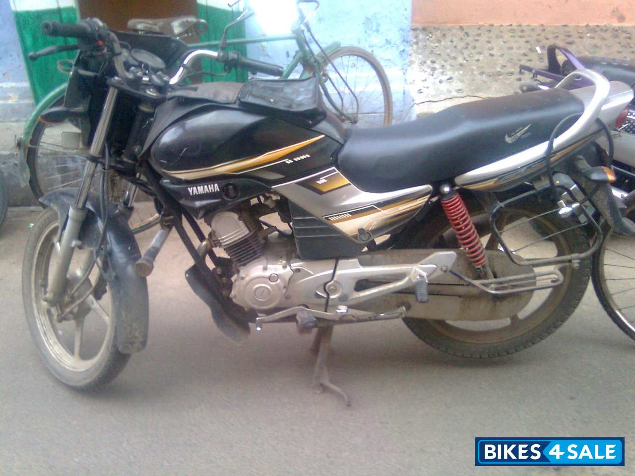Black /yellow Yamaha G5