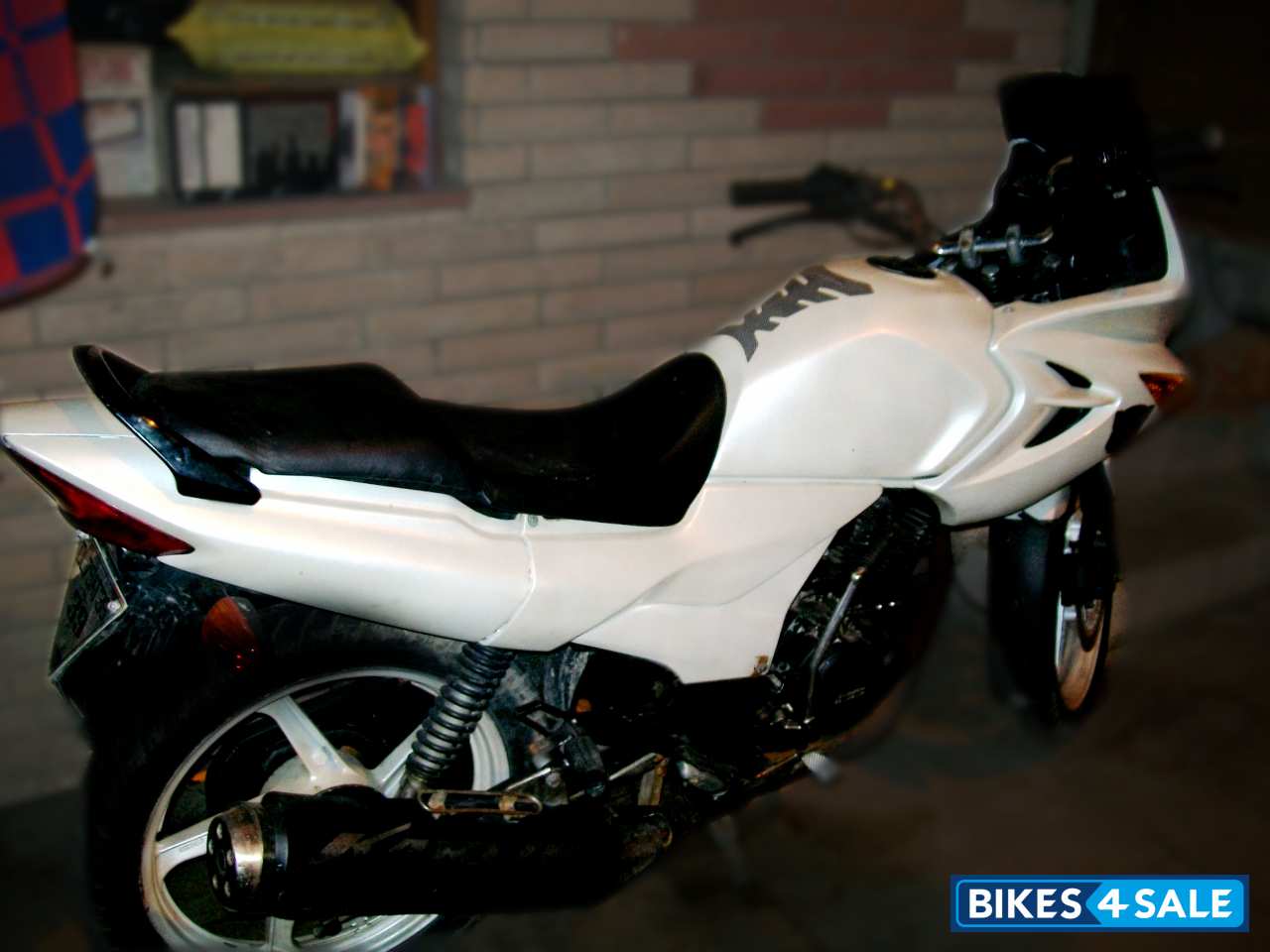 Metallic White Hero Karizma R