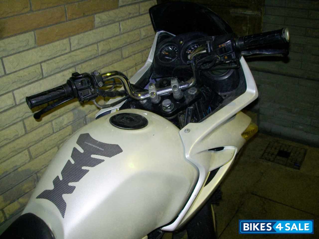 Metallic White Hero Karizma R