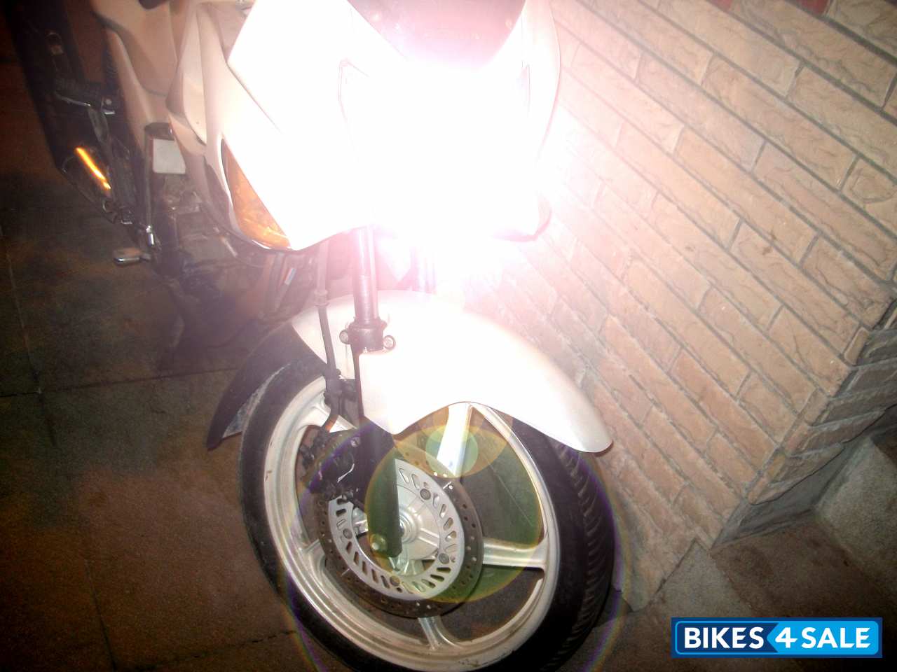 Metallic White Hero Karizma R