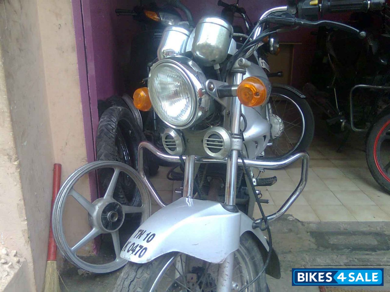 Silver Kinetic GF 125