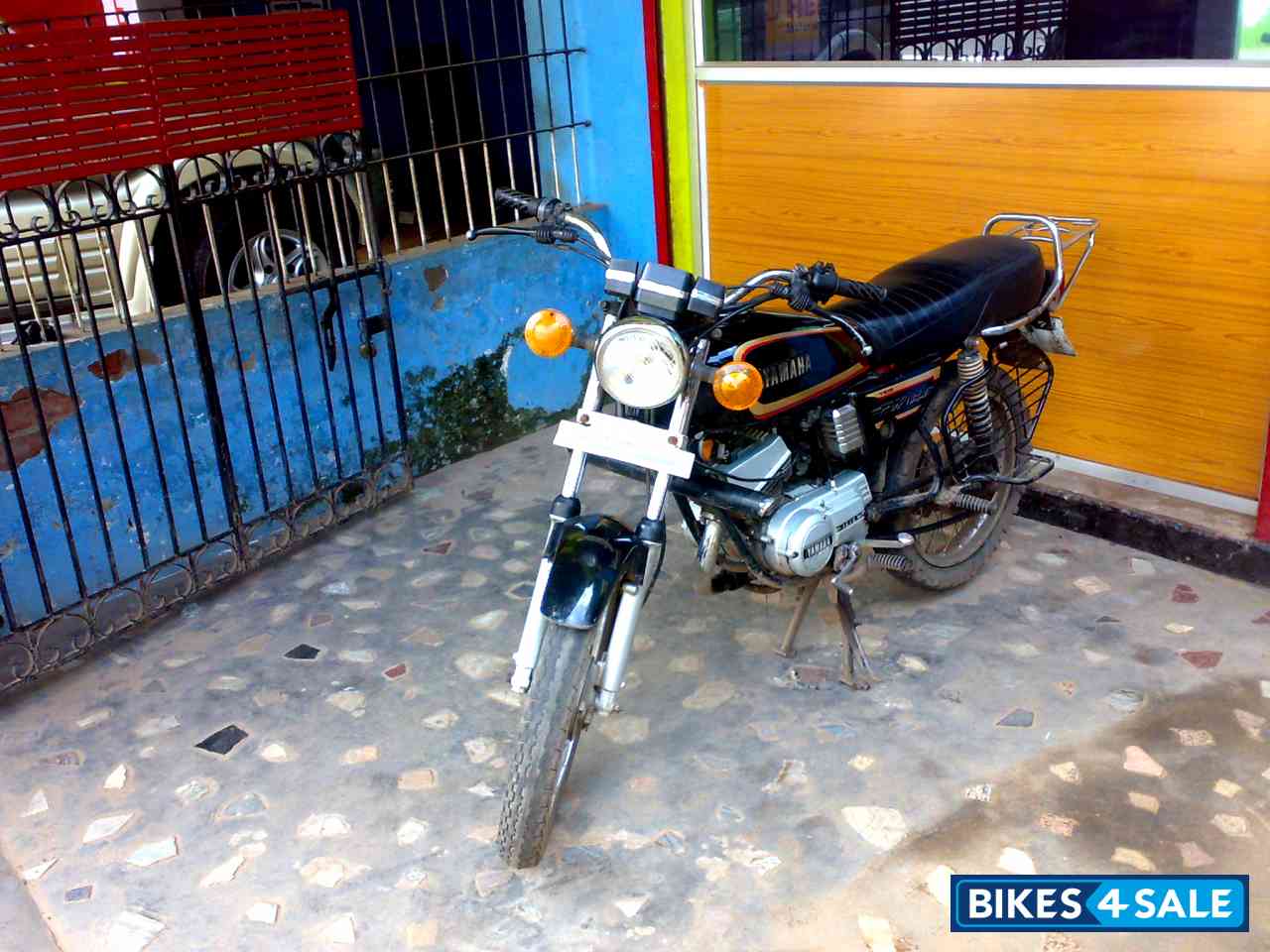 Black Yamaha RX 135 Black Yamaha RX 135