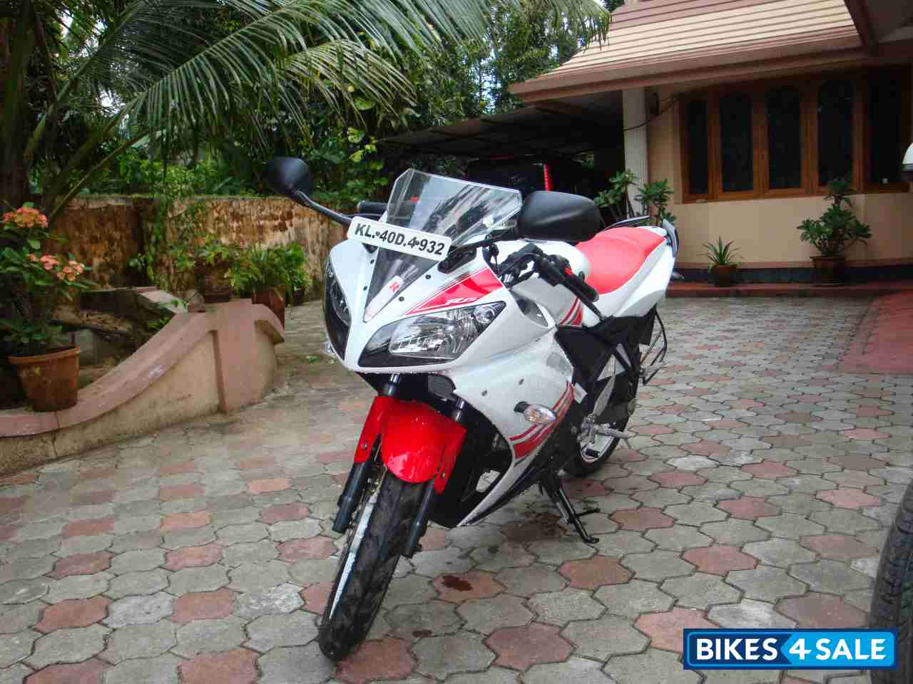 White & Red,limited Edition Yamaha YZF R15