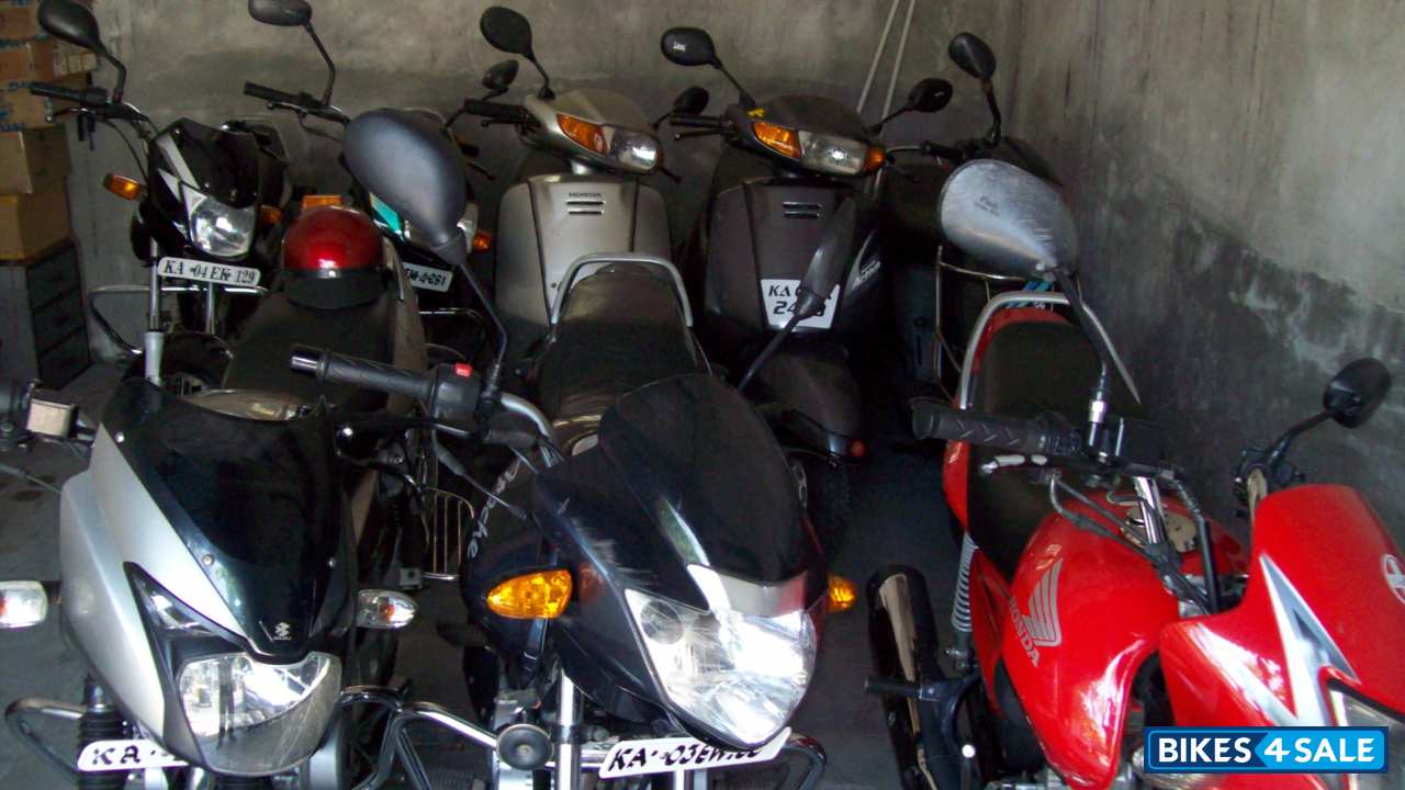 Black Bajaj CT 100 Black Bajaj CT 100