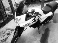 Sporty Black And White Hero Karizma R