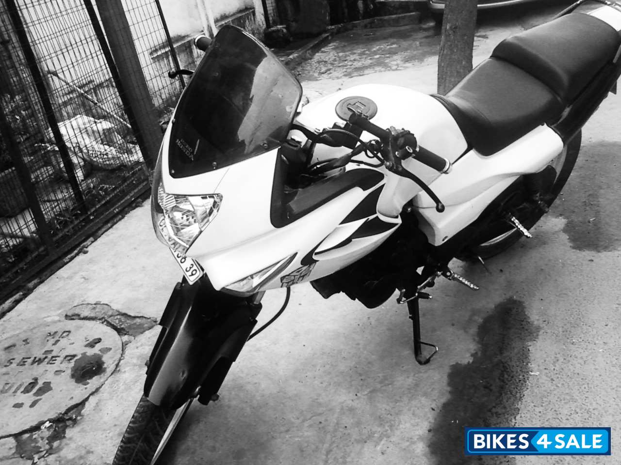 Sporty Black And White Hero Karizma R