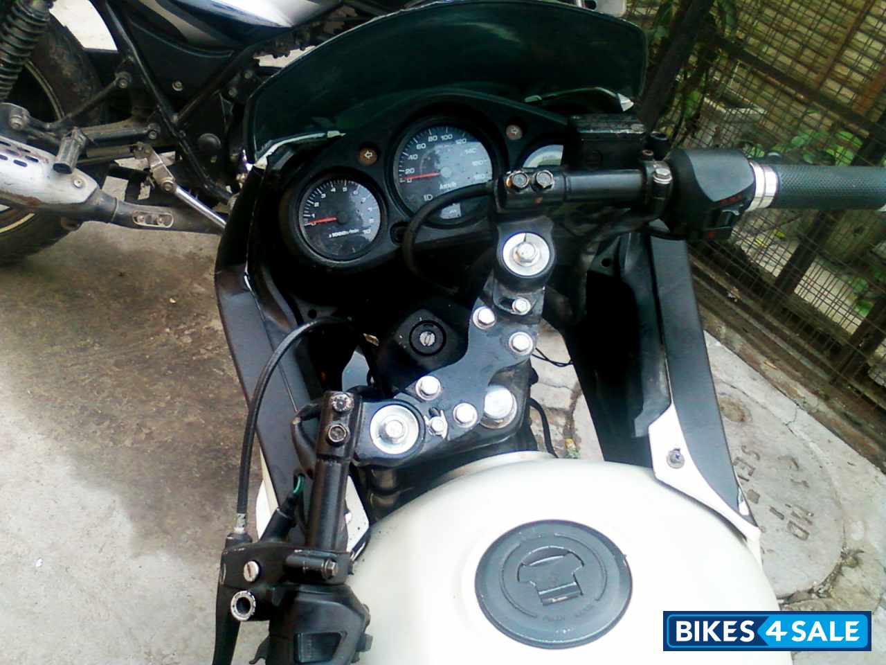 Sporty Black And White Hero Karizma R