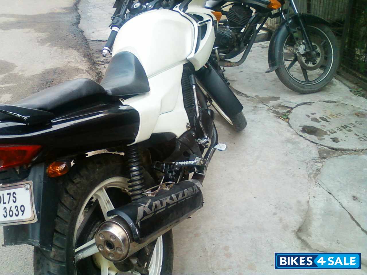 Sporty Black And White Hero Karizma R