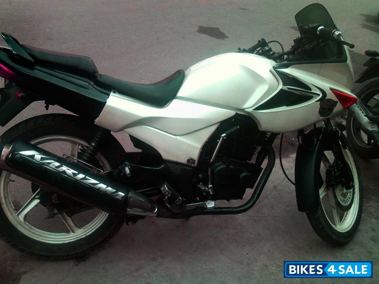 Sporty Black And White Hero Karizma R