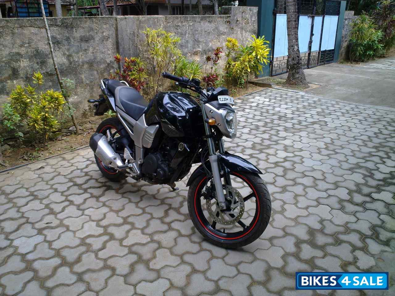 Black Yamaha FZ16