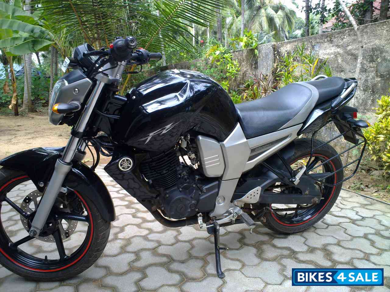 Black Yamaha FZ16