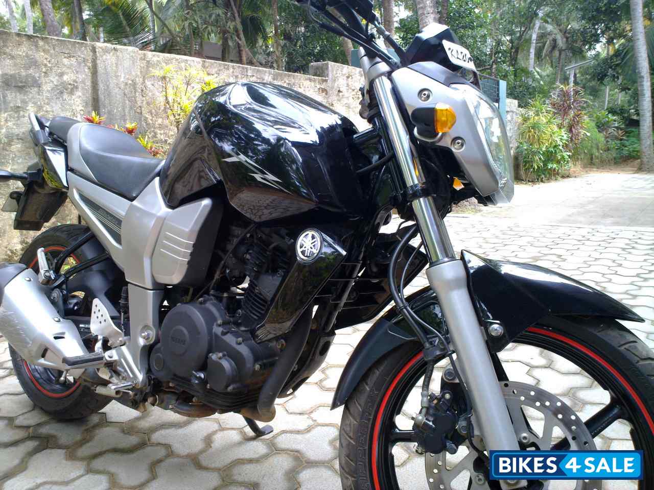 Black Yamaha FZ16