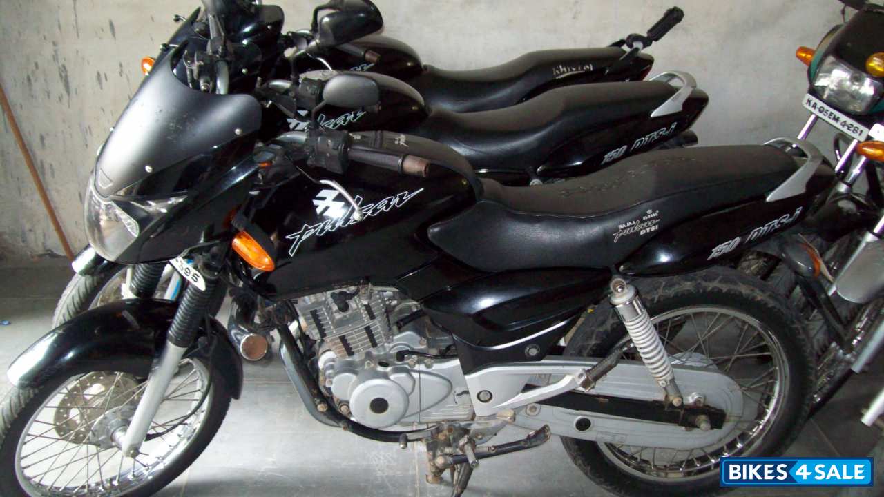 Black Bajaj Pulsar 150 DTSi