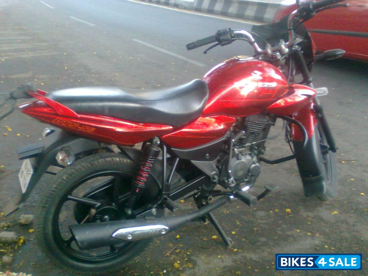 Red Bajaj XCD 125 DTS-Si