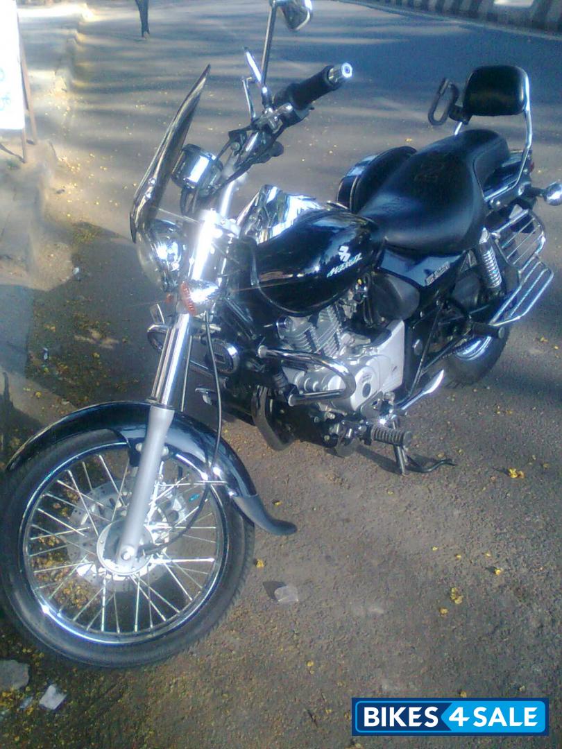 Black Bajaj Avenger 200 DTS-i