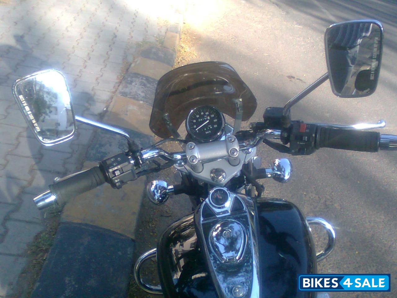 Black Bajaj Avenger 200 DTS-i