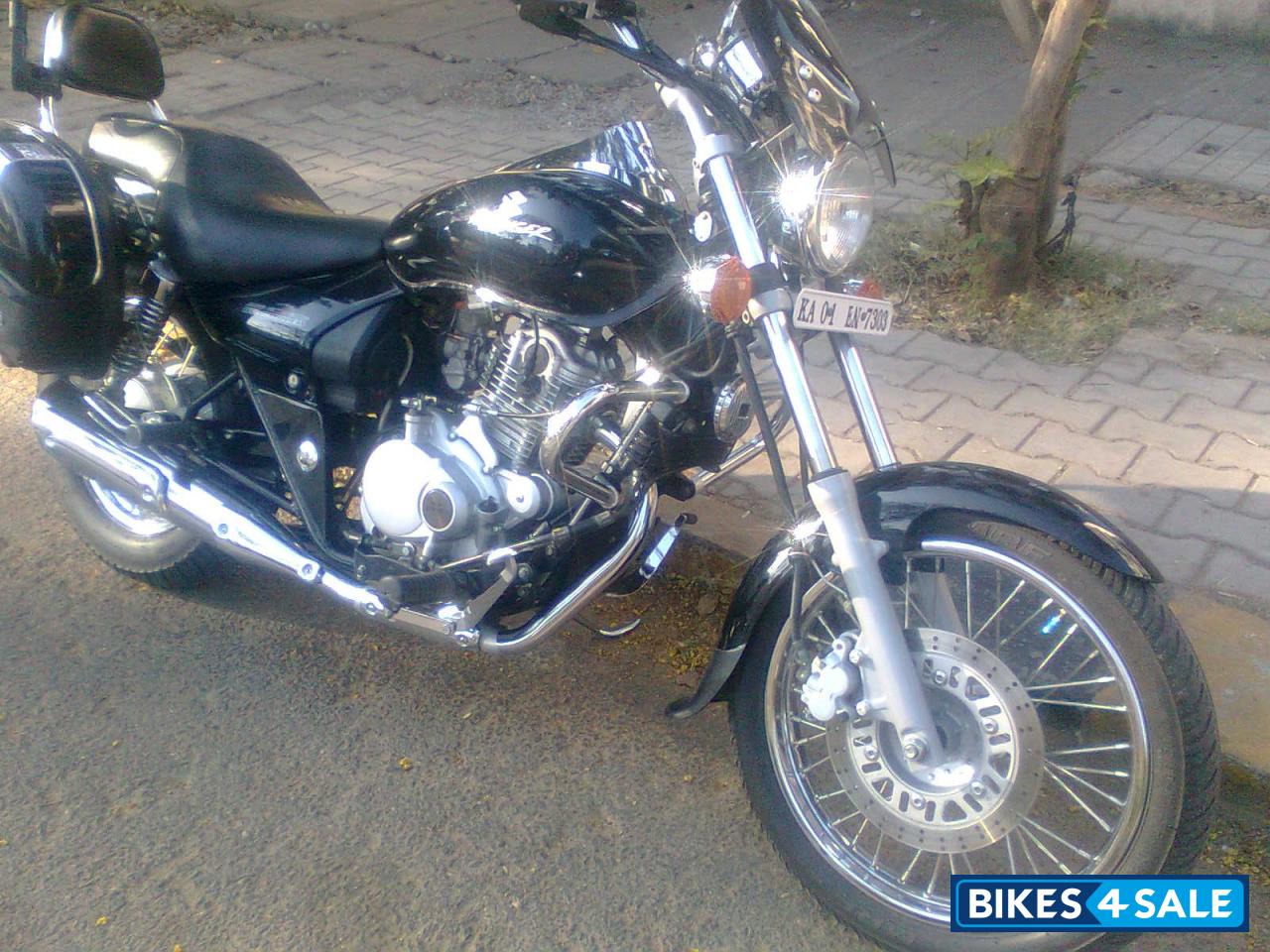 Black Bajaj Avenger 200 DTS-i