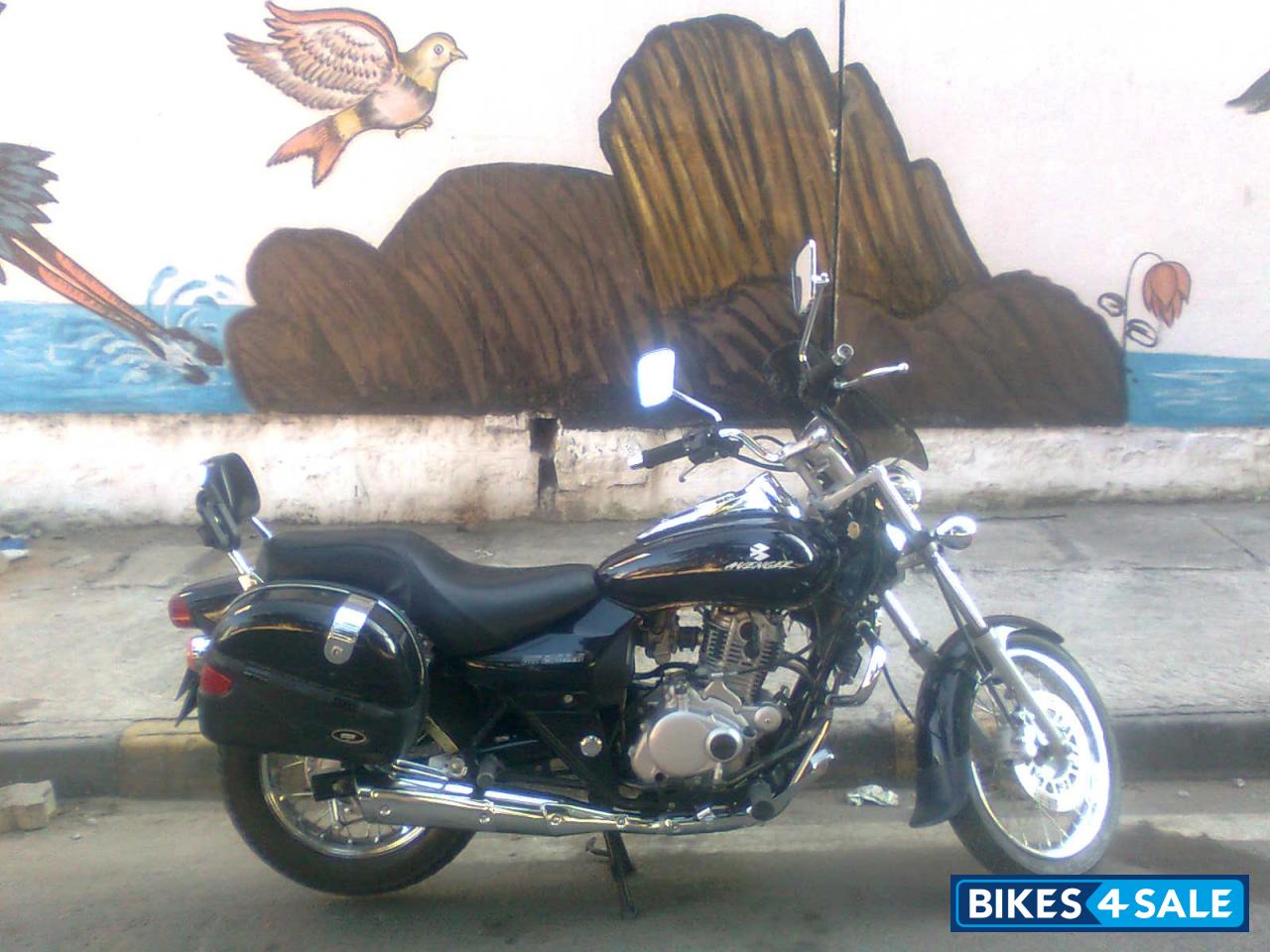 Black Bajaj Avenger 200 DTS-i