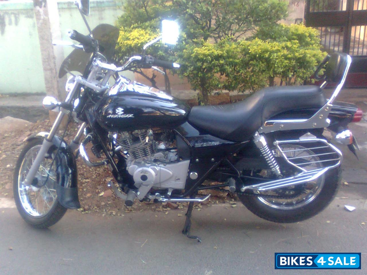Black Bajaj Avenger 200 DTS-i