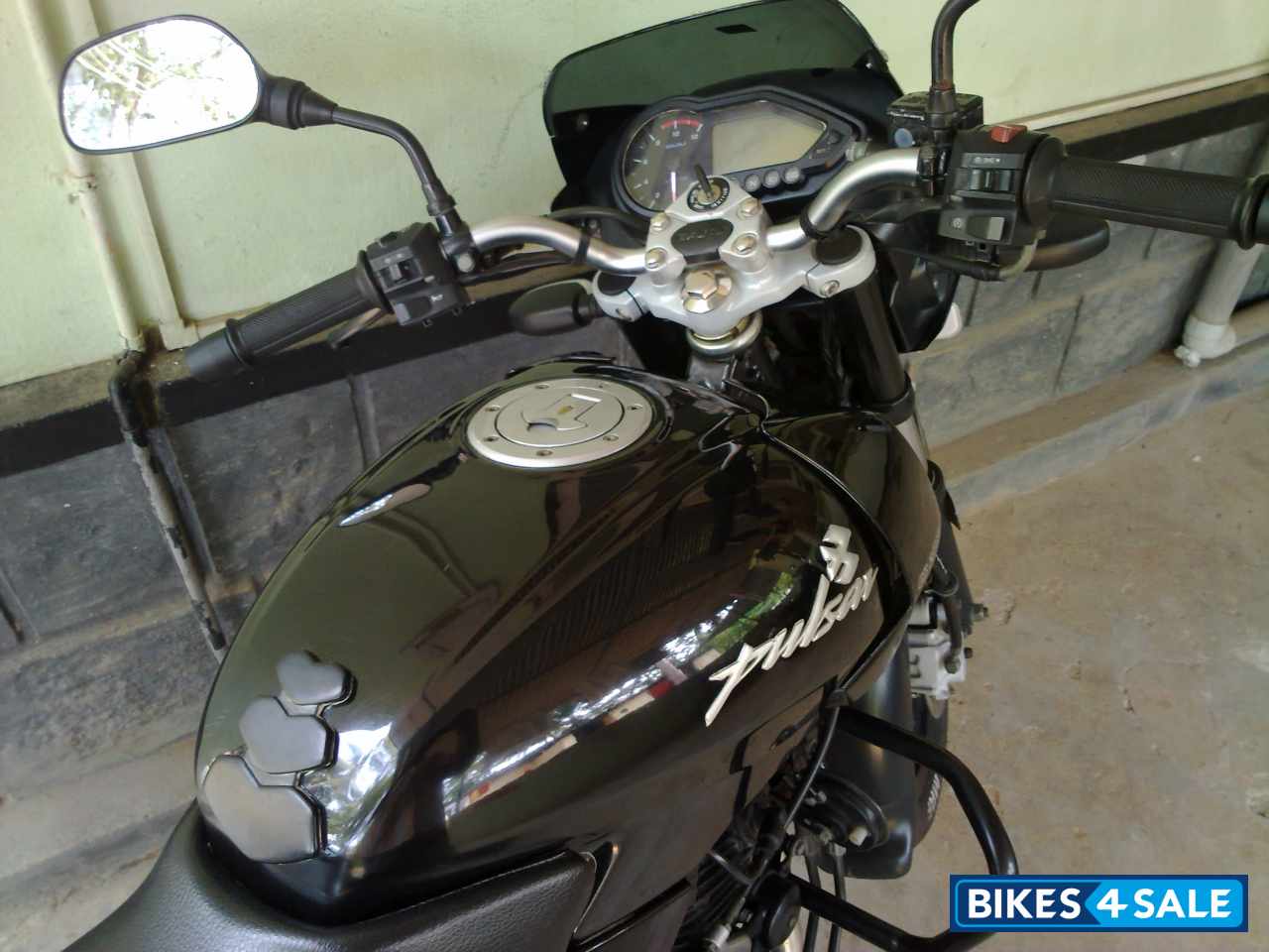 Black Bajaj Pulsar 200 DTSi Black Bajaj Pulsar 200 DTSi