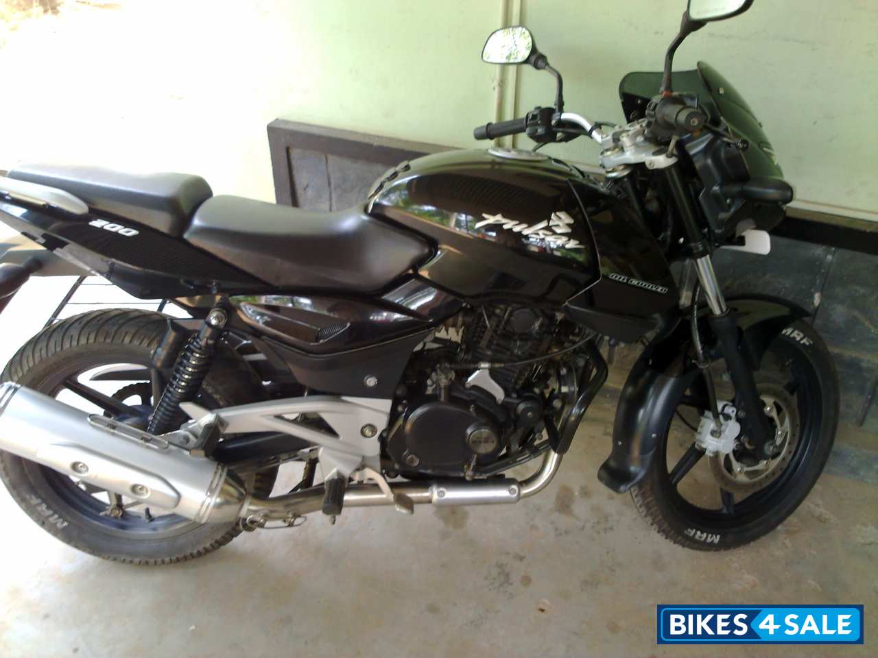 Black Bajaj Pulsar 200 DTSi Black Bajaj Pulsar 200 DTSi