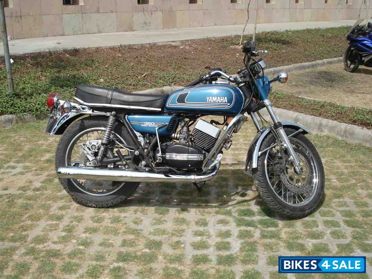 Blue Yamaha RD 350 Blue Yamaha RD 350