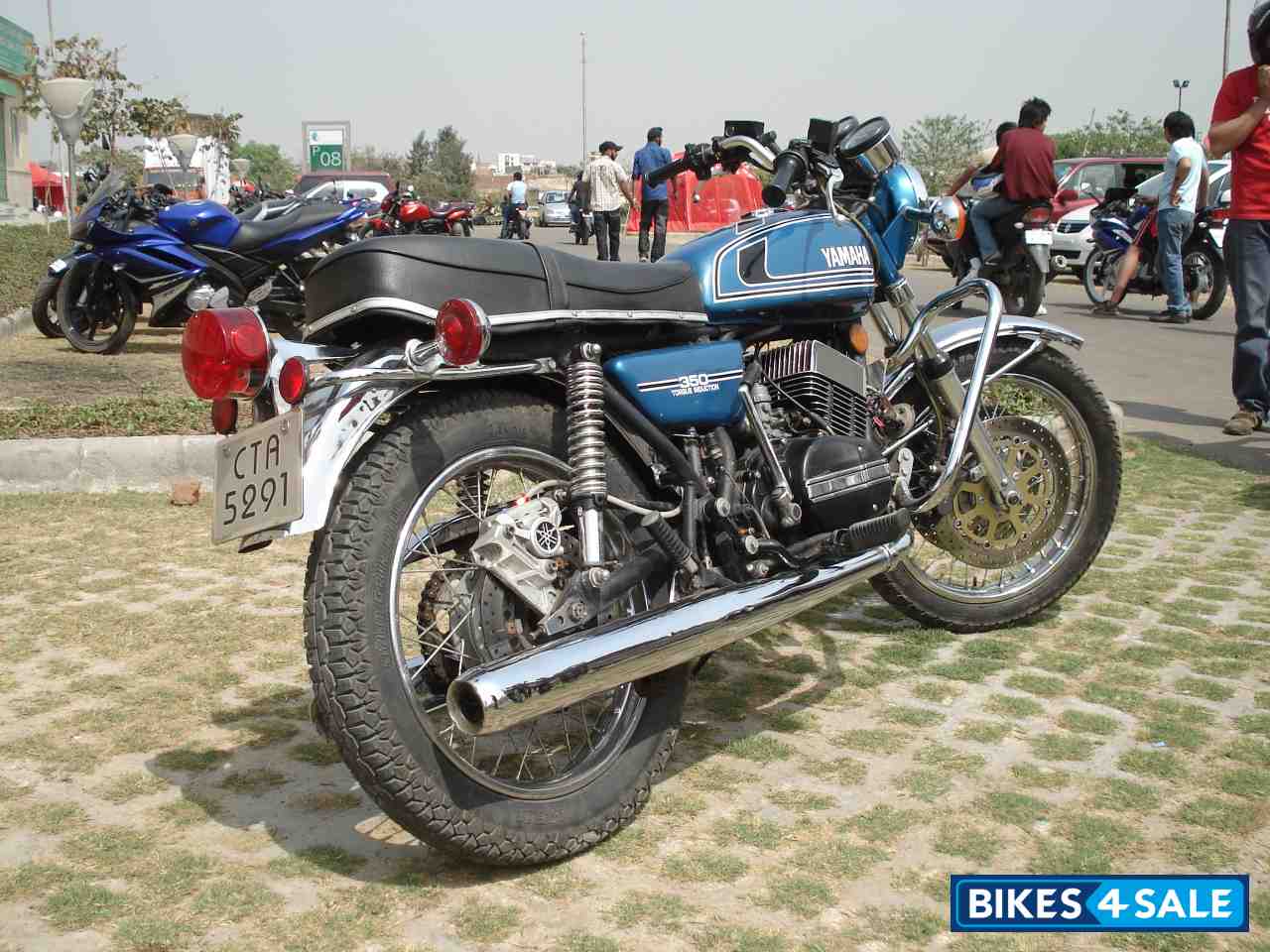 Blue Yamaha RD 350 Blue Yamaha RD 350