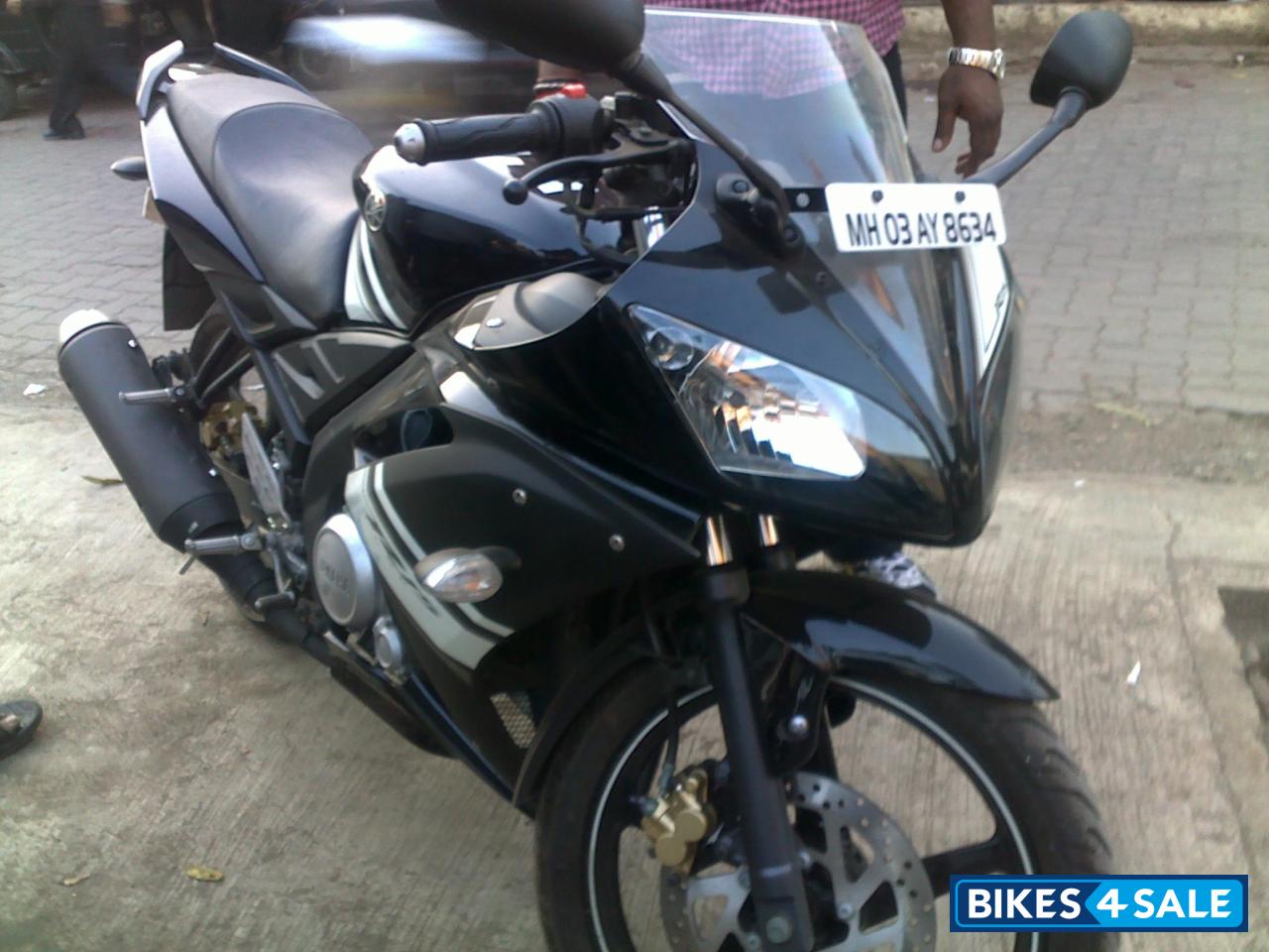 Black Yamaha YZF R15 Black Yamaha YZF R15