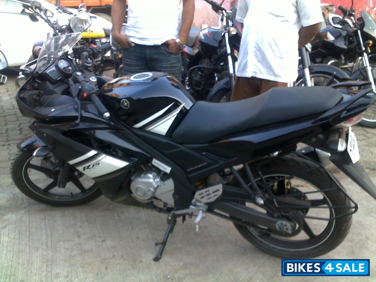 Black Yamaha YZF R15 Black Yamaha YZF R15