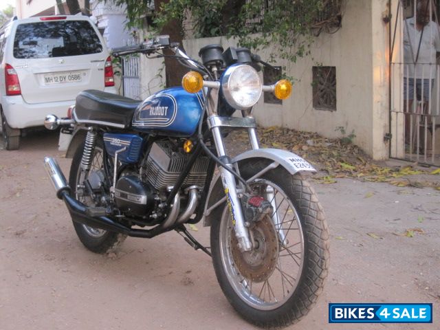 Blue Yamaha RD 350 Blue Yamaha RD 350