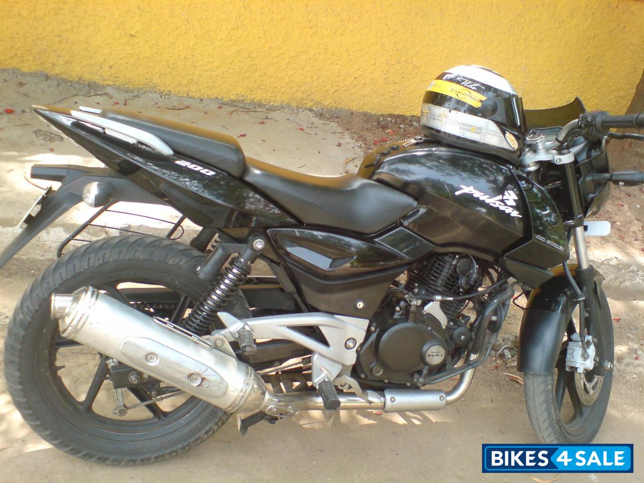 Black Bajaj Pulsar 200 DTSi