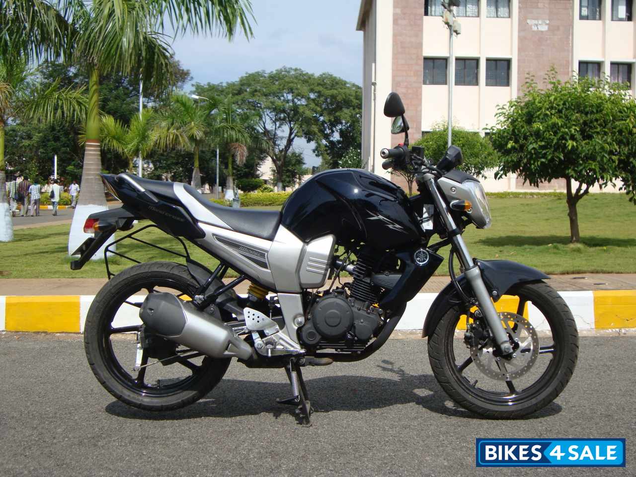 Black Yamaha FZ16