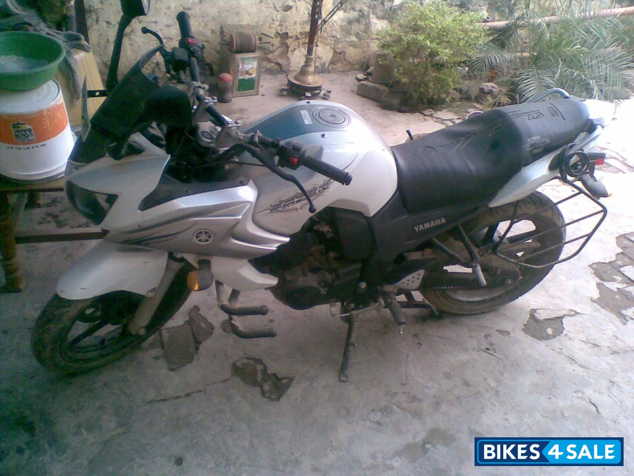 White Yamaha Fazer