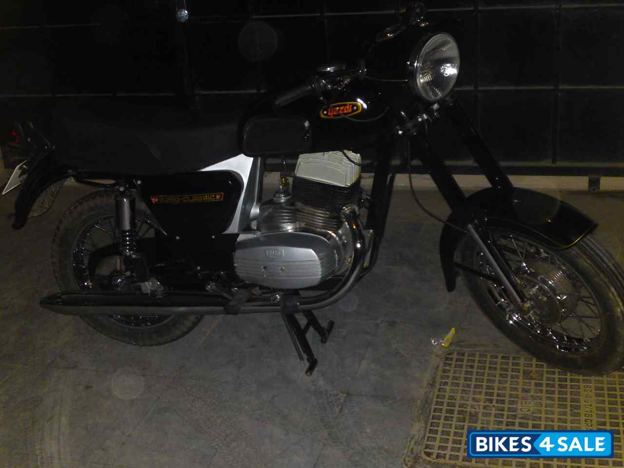 yezdi bike black
