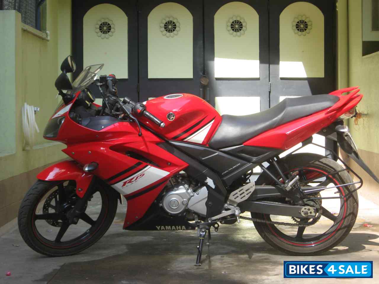 Red Yamaha YZF R15