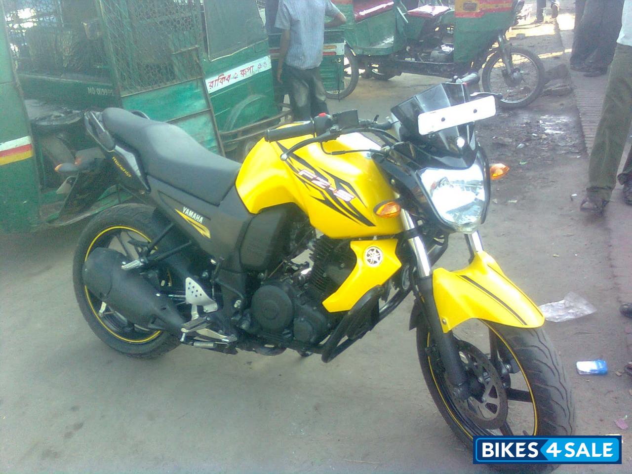 Yellow Streak Yamaha FZ-S