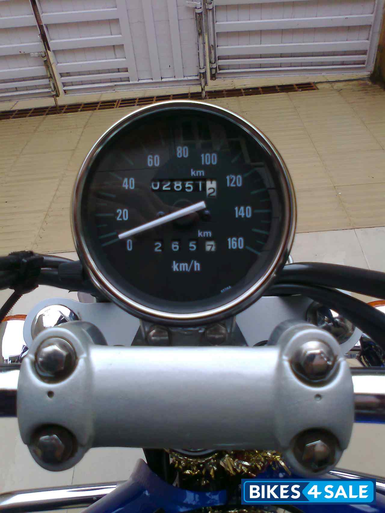 Blue Bajaj Avenger 220 DTS-i