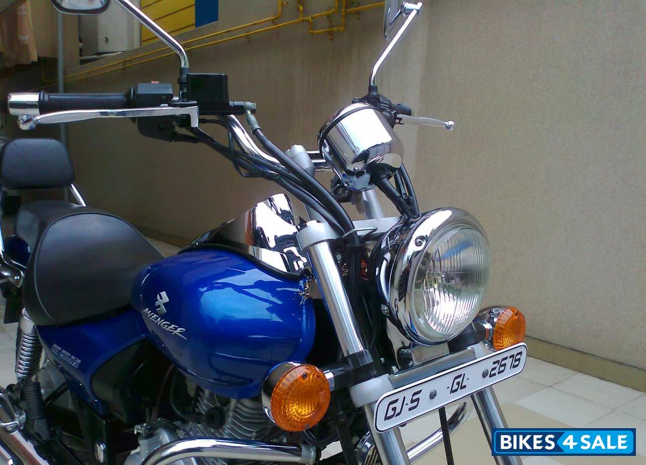 Blue Bajaj Avenger 220 DTS-i