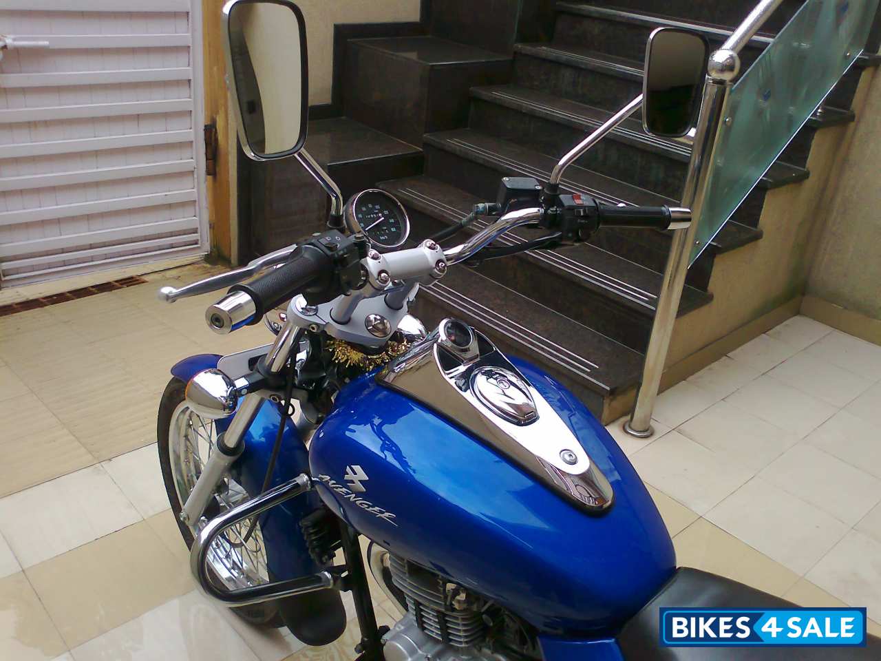 Blue Bajaj Avenger 220 DTS-i