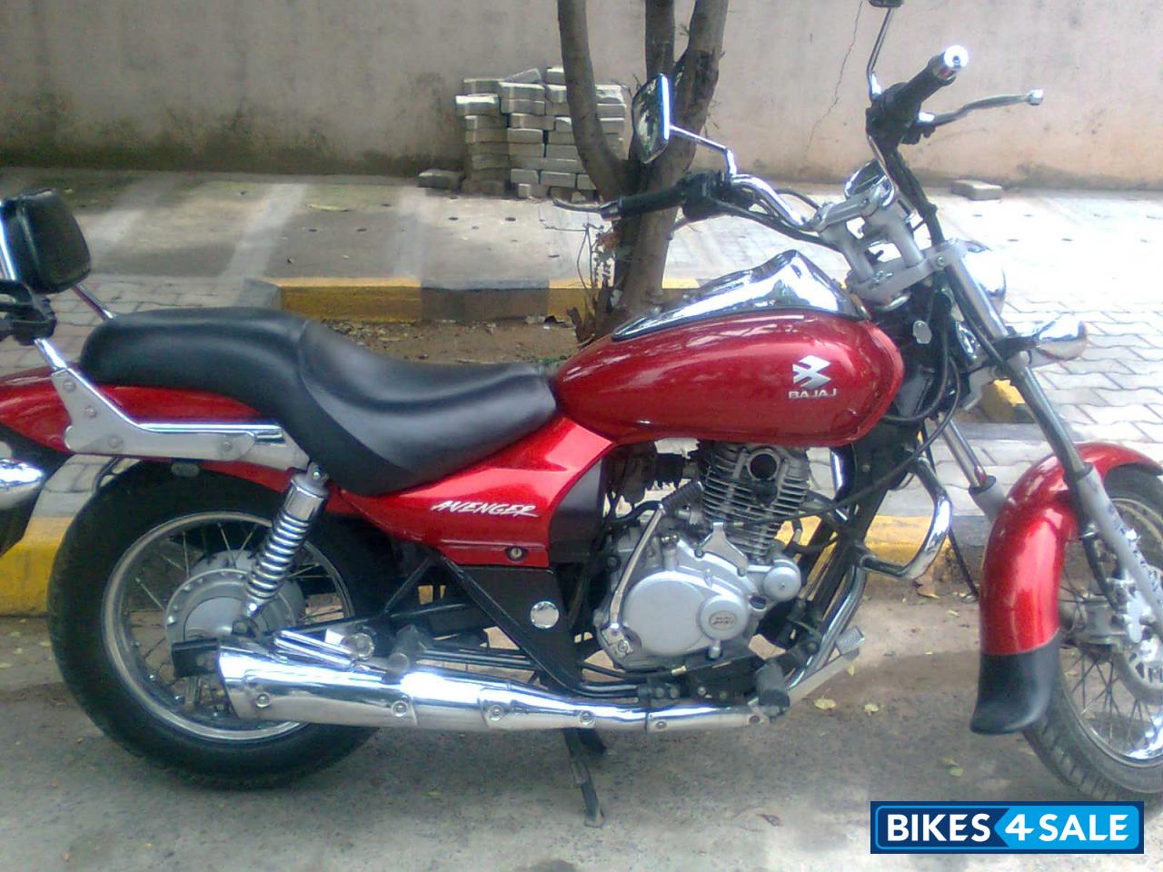 Red Bajaj Avenger 180 DTS-i
