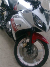 White/red Yamaha YZF R15