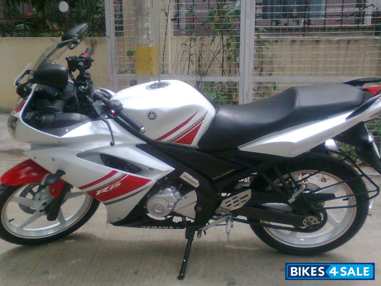 White/red Yamaha YZF R15