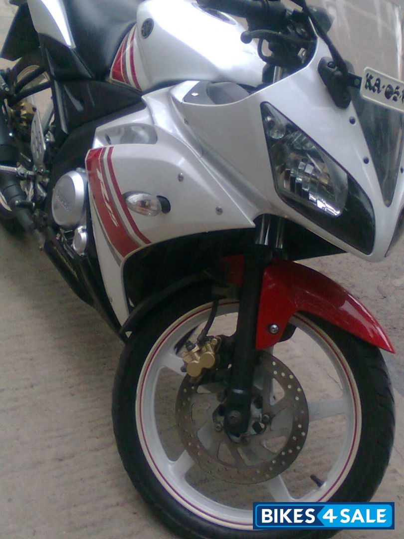White/red Yamaha YZF R15