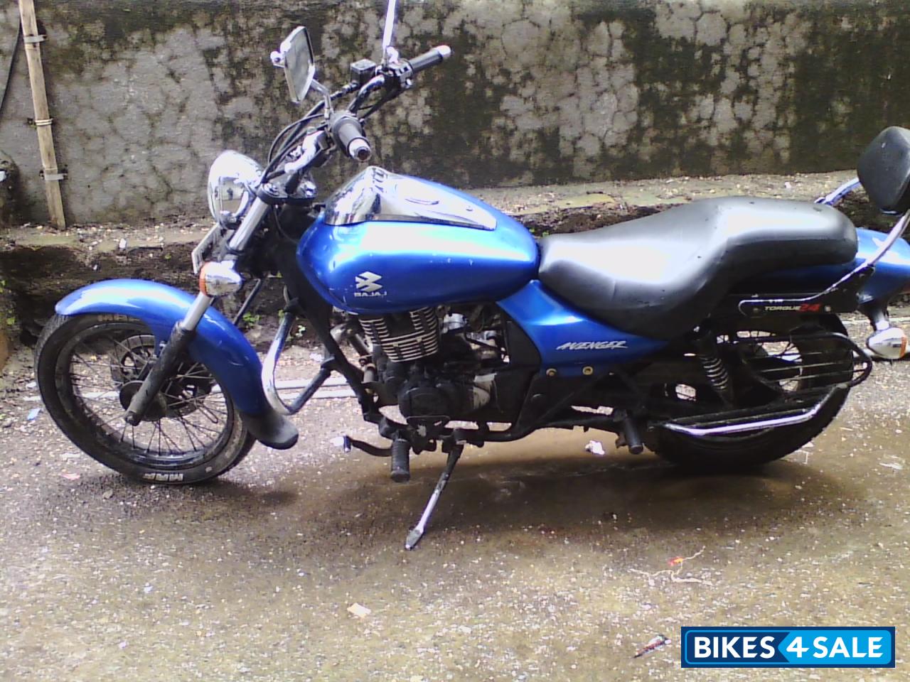Blue Bajaj Avenger 180 DTS-i