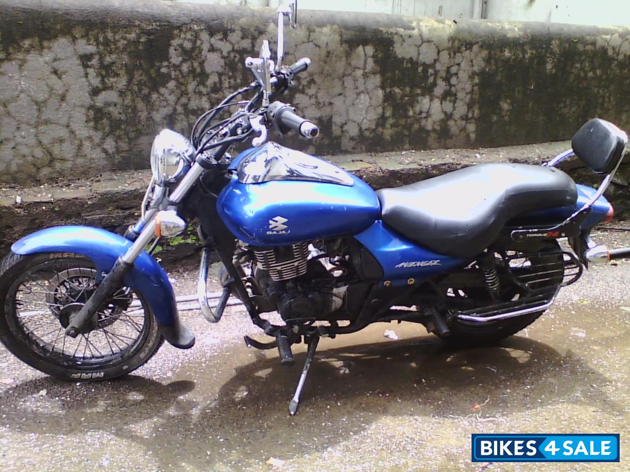 Blue Bajaj Avenger 180 DTS-i Blue Bajaj Avenger 180 DTS-i