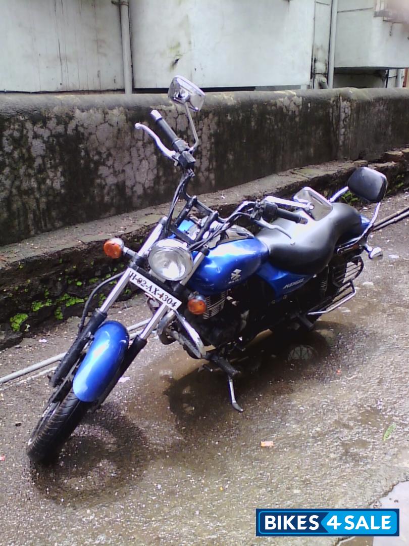 Blue Bajaj Avenger 180 DTS-i Blue Bajaj Avenger 180 DTS-i