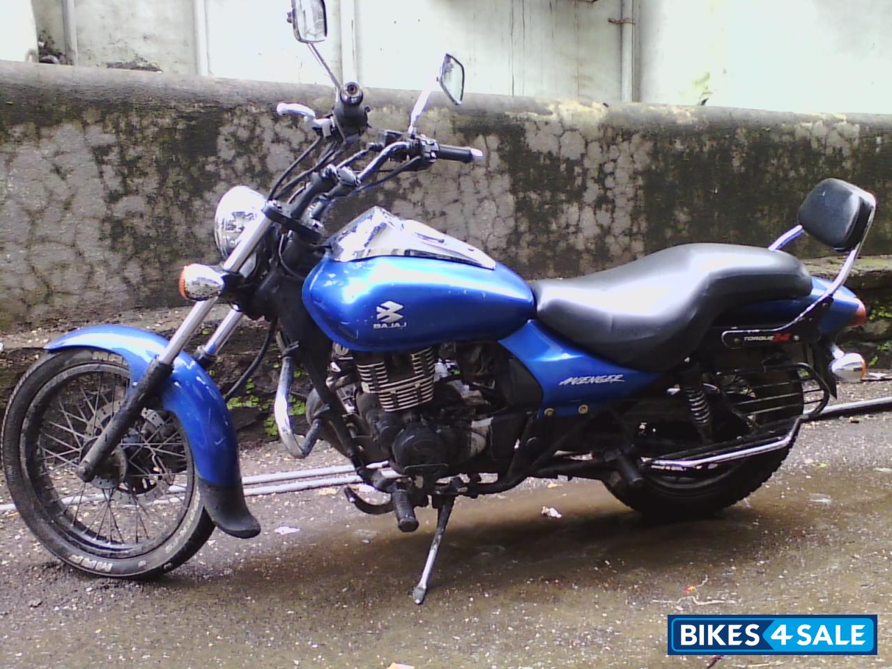Blue Bajaj Avenger 180 DTS-i Blue Bajaj Avenger 180 DTS-i