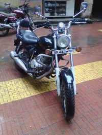Black Bajaj Avenger 180 DTS-i